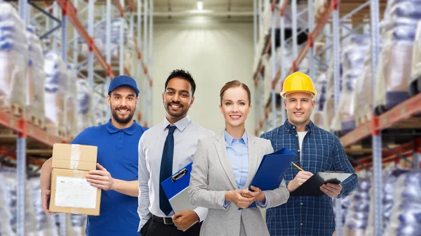 Grupo de empresários e trabalhadores de armazém — Fotografia de Stock