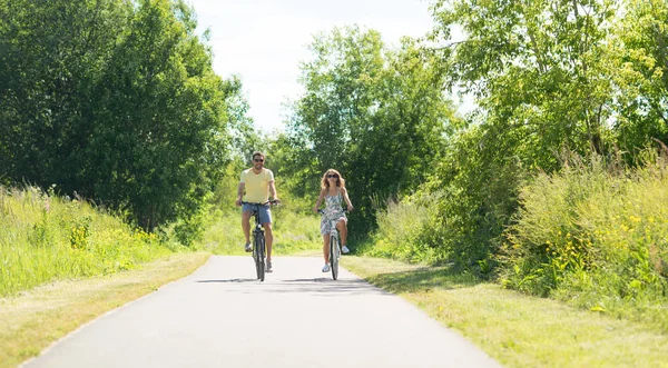 Boldog, fiatal pár, lovaglás kerékpárok, nyáron — Stock Fotó