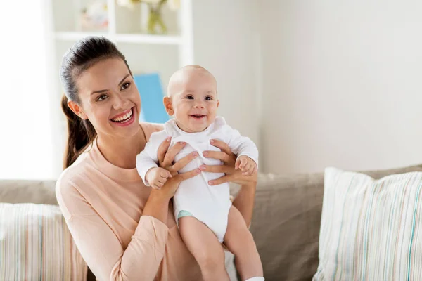 Lycklig mamma med liten pojke hemma — Stockfoto