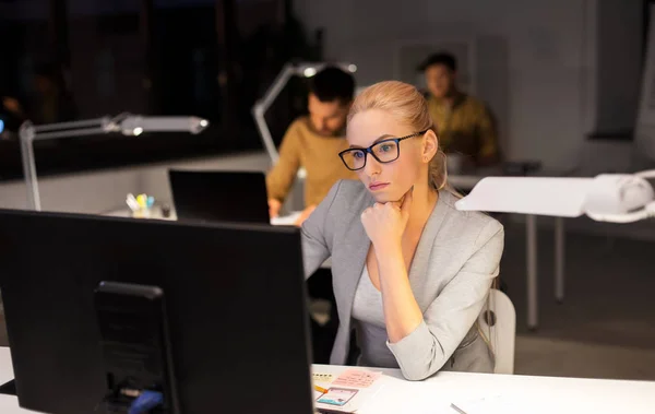 Trött affärskvinna arbetar på natten kontor — Stockfoto