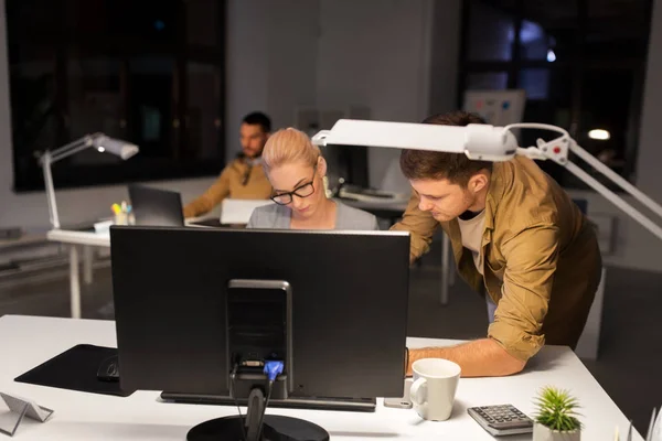 Business team met computer werkt laat op kantoor — Stockfoto