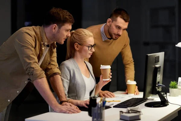 Equipe de negócios com computador trabalhando até tarde no escritório — Fotografia de Stock