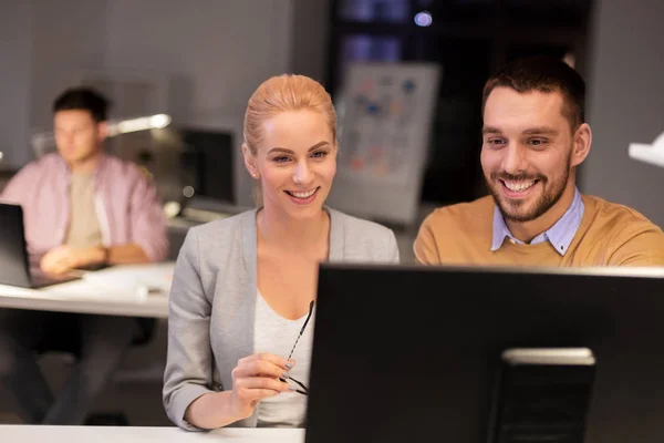 Geschäftsteam mit Computer arbeitet spät im Büro — Stockfoto