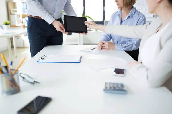 Close-up van business team met tablet pc op kantoor — Stockfoto