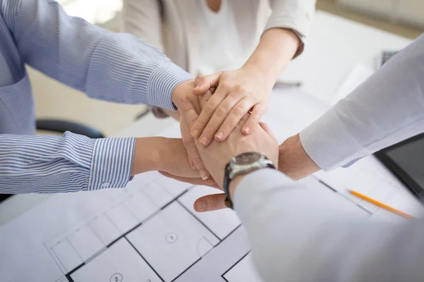 Närbild av affärsteam stapling händer — Stockfoto