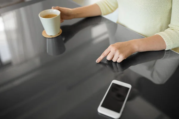 Vrouw met koffie met zwart interactief paneel — Stockfoto