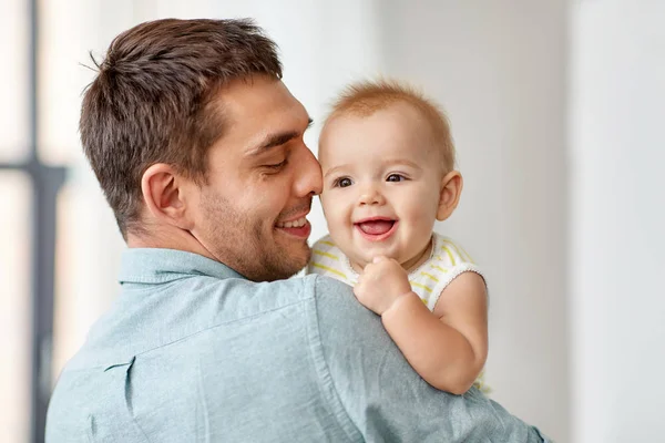 Glücklicher Vater hält kleine Tochter zu Hause — Stockfoto