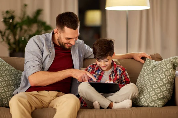 Père et fils avec tablette PC jouant à la maison — Photo