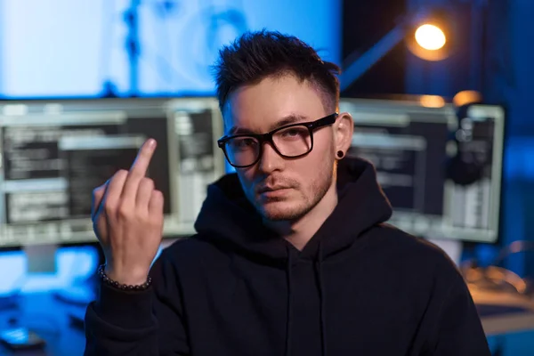 Hacker mit Computern zeigt Mittelfinger — Stockfoto