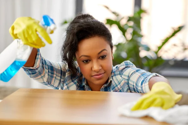 Evde afrikalı-amerikalı kadın temizlik masası — Stok fotoğraf
