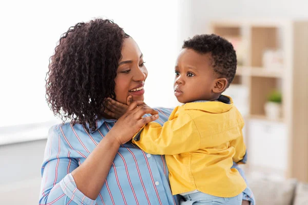 自宅で赤ちゃんと幸せなアフリカ系アメリカ人の母 — ストック写真