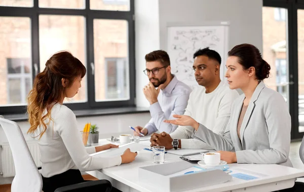 Reclutadores teniendo entrevista de trabajo con el empleado —  Fotos de Stock