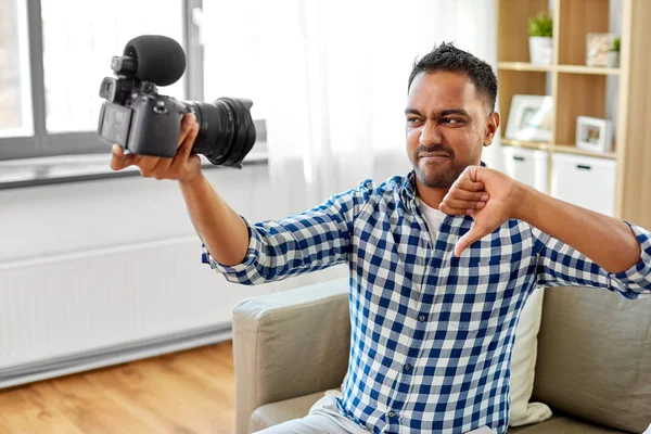 Hombre video blogger con cámara blogging en casa —  Fotos de Stock
