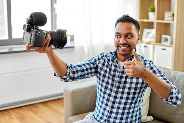 男性视频博客与相机博客在家里 — 图库照片