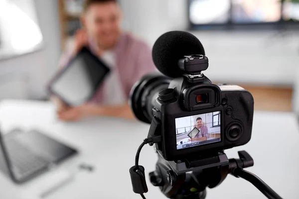 Video-blogger voor camera-opnames met Tablet PC — Stockfoto