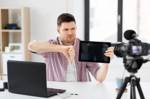 Blogger masculino con videoblogging tableta —  Fotos de Stock