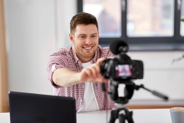 Laki-laki video blogger menyesuaikan kamera di kantor — Stok Foto