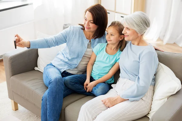 Mutter, Tochter und Großmutter machen Selfie — Stockfoto