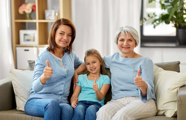 Ritratto di madre, figlia e nonna — Foto Stock