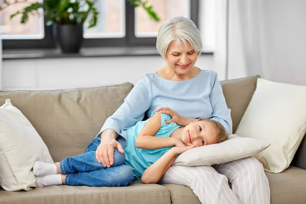 Nonna e nipote che riposano sul cuscino — Foto Stock