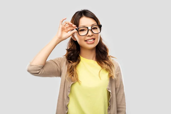Feliz mulher asiática em óculos ou estudante — Fotografia de Stock