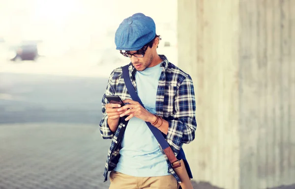 Hipster man SMS bericht op smartphone — Stockfoto