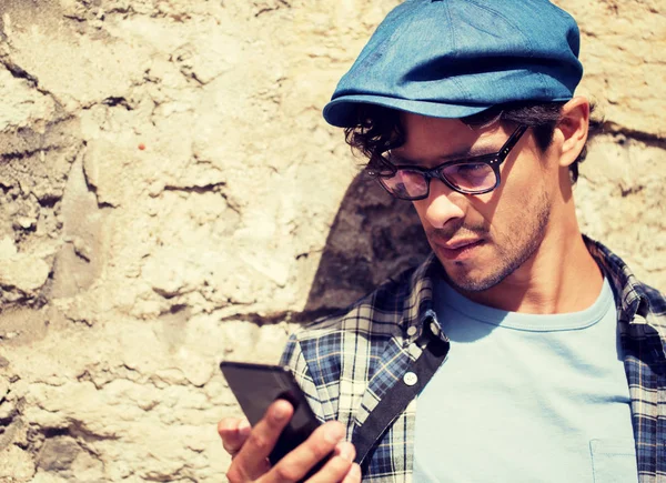 Hipster-Mann schreibt SMS auf Smartphone — Stockfoto