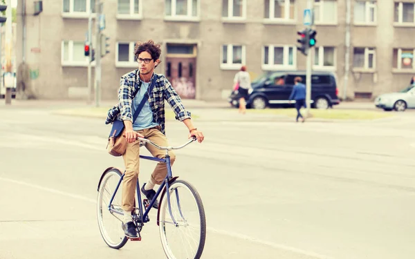 Jovem hipster homem com saco de equitação bicicleta de engrenagem fixa — Fotografia de Stock