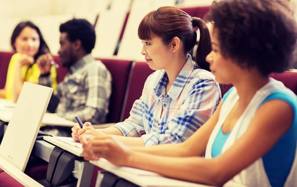 Groep studenten praten in de collegezaal — Stockfoto