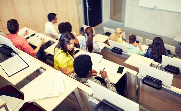 Estudantes internacionais na sala de aula universitária — Fotografia de Stock