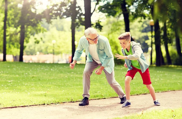 Nonno e nipote che gareggiano al parco estivo — Foto Stock