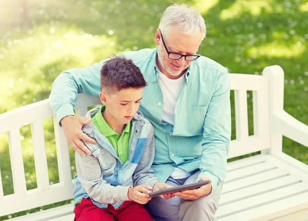 Abuelo y niño con la tableta PC en el parque de verano —  Fotos de Stock