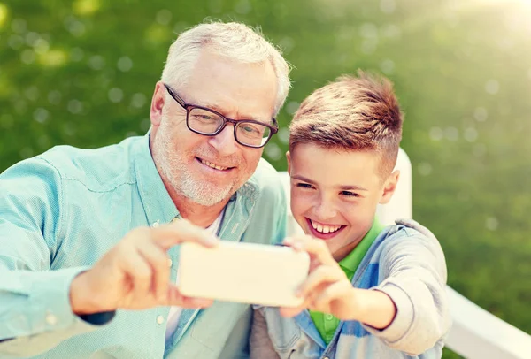 Yaşlı adam ve çocuk selfie smartphone tarafından alarak — Stok fotoğraf
