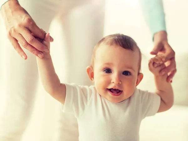 Happy baby lära sig gå med mamma hjälp — Stockfoto