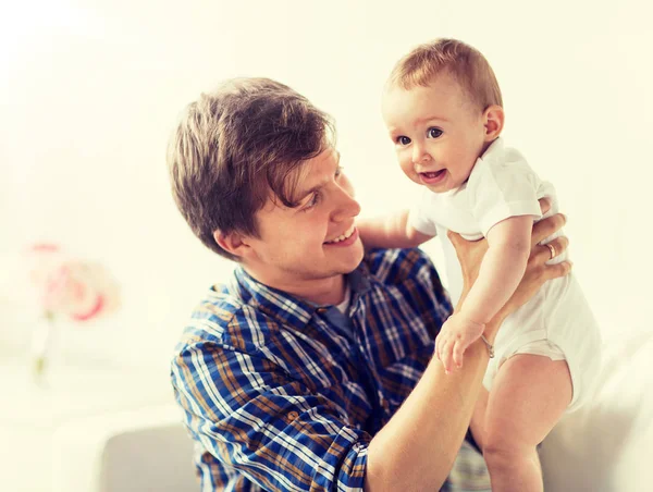 Šťastný mladý otec s malým dítětem doma — Stock fotografie