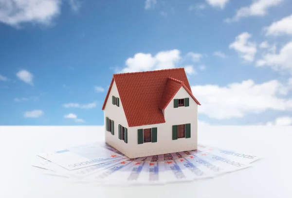 Close-up de casa ou modelo de casa e dinheiro — Fotografia de Stock