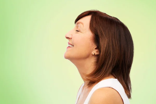 Profil einer lächelnden Seniorin über Weiß — Stockfoto