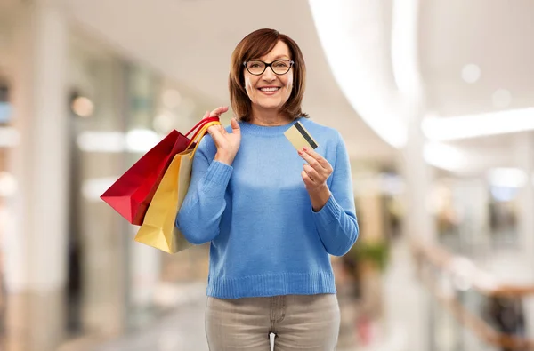 Donna anziana con shopping bag e carta di credito — Foto Stock