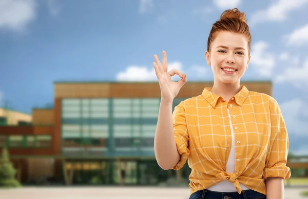 Rousse adolescent fille montrant ok sur l'école — Photo