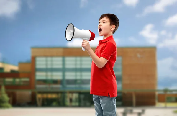 Kleiner Junge in rotem Polo ruft in Megafon — Stockfoto