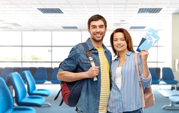 Couple with air tickets and bags at airport — Stock Photo, Image