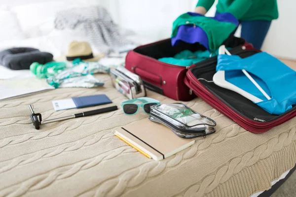 Frau packt Reisetasche zu Hause oder im Hotelzimmer — Stockfoto