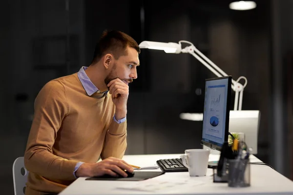 Man with computer working late at night office — Stock Photo, Image