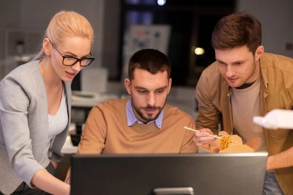 Equipo de negocios con computadora trabajando hasta tarde en la oficina —  Fotos de Stock