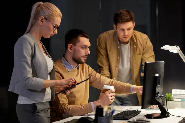 Business-team med dator arbetar sent på kontoret — Stockfoto