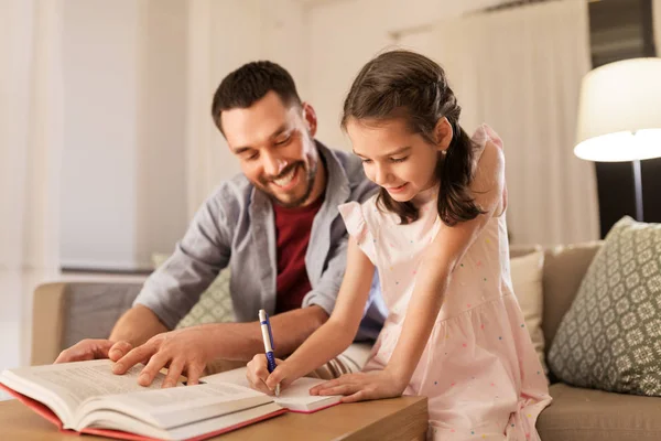 Otec a dcera spolu dělají domácí úkoly. — Stock fotografie