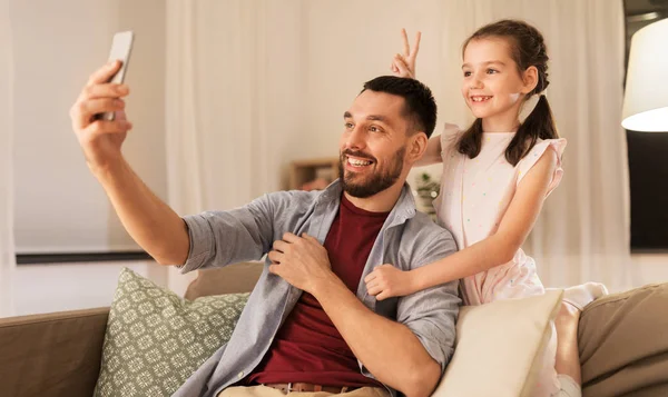 Far och dotter tar selfie hemma — Stockfoto