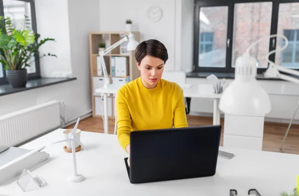 Business woman with laptop working at office — стоковое фото
