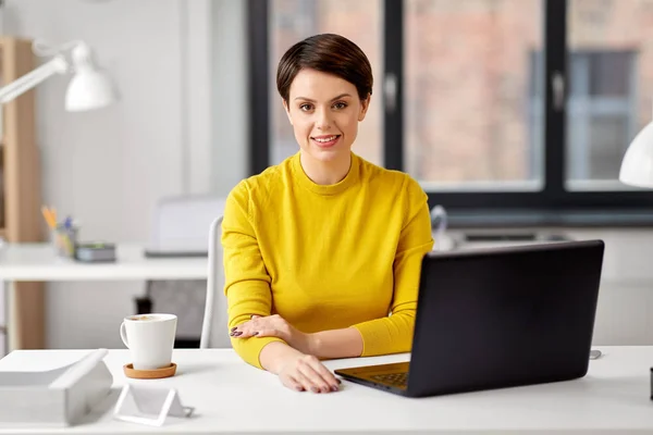 Organizační žena s přenosným počítačem v kanceláři — Stock fotografie