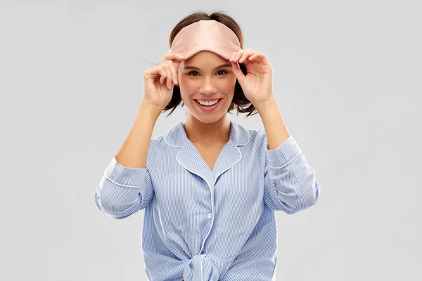 Šťastná mladá žena v pyžamu a oko spací maska — Stock fotografie